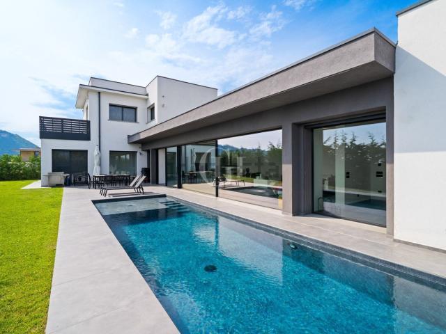 Case e ville in vendita di 319 m² in Via Danzia