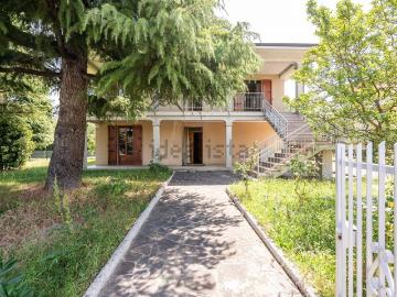 Case e ville in vendita di 319 m² in Via Giacomo Ferrari, 8