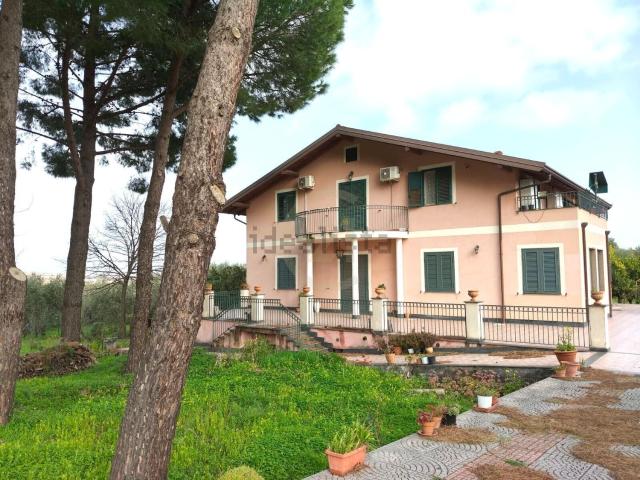Case e ville in vendita di 319 m² in Via Vecchiuzzi, 8
