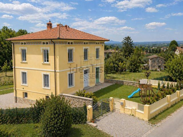 Case e ville in vendita di 320 m² in Via di Tiglio, 921