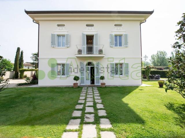 Case e ville in vendita di 320 m²