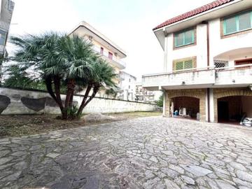 Case e ville in vendita di 320 m² in Traversa G. Catapano