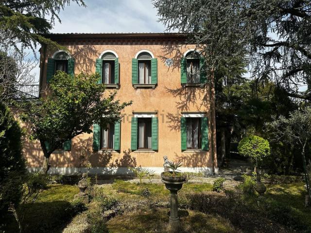 Case e ville in vendita di 320 m² in Via 28 Aprile