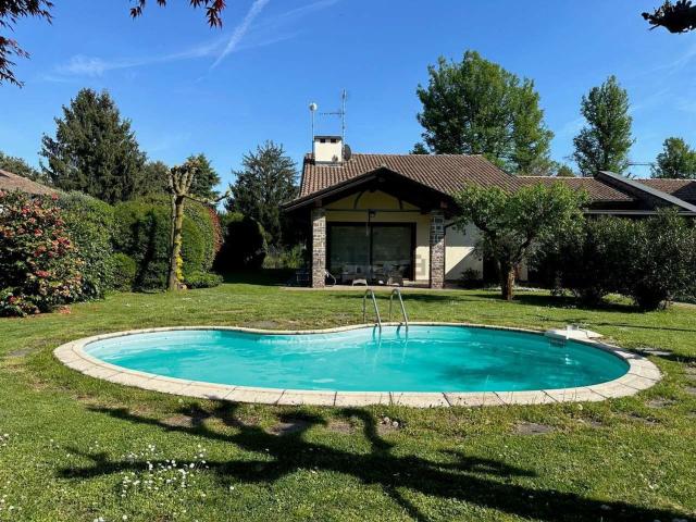 Case e ville in vendita di 320 m² in Via Col di Lana, 6