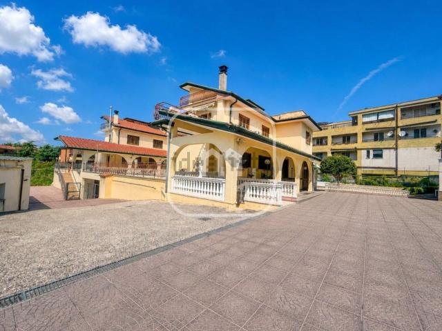 Case e ville in vendita di 320 m² in Via Colleferro