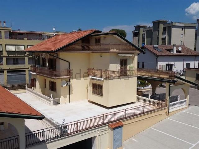 Case e ville in vendita di 320 m² in Via Colleferro