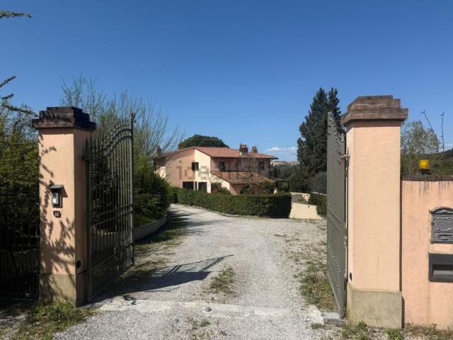 Case e ville in vendita di 320 m² in Via Calenzano