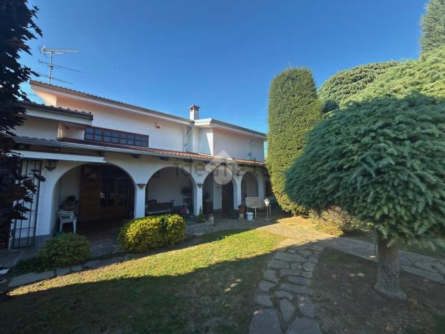 Case e ville in vendita di 320 m² in Via Carengo, 45