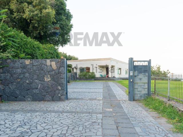Case e ville in vendita di 320 m² in Via Casalrosato, 88