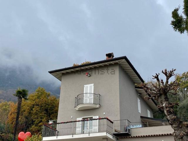 Case e ville in vendita di 320 m² in Via Cervano