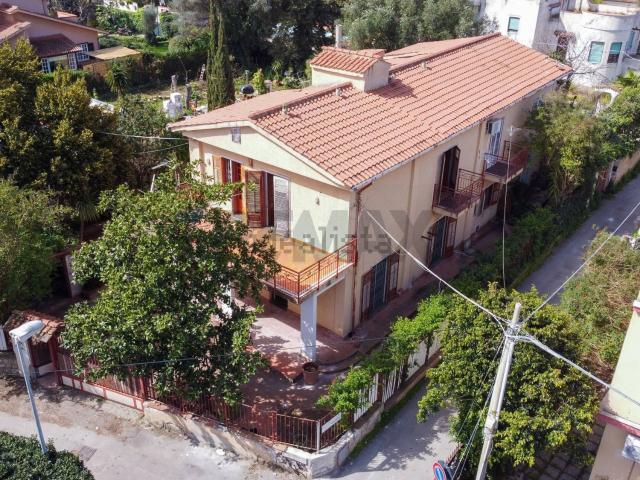 Case e ville in vendita di 320 m² in Via Antigone, 111