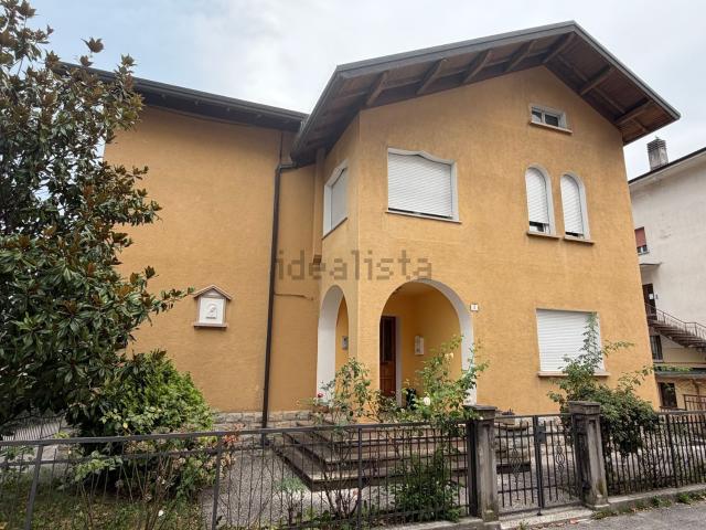 Case e ville in vendita di 320 m² in Via Antonio della Lucia, 2