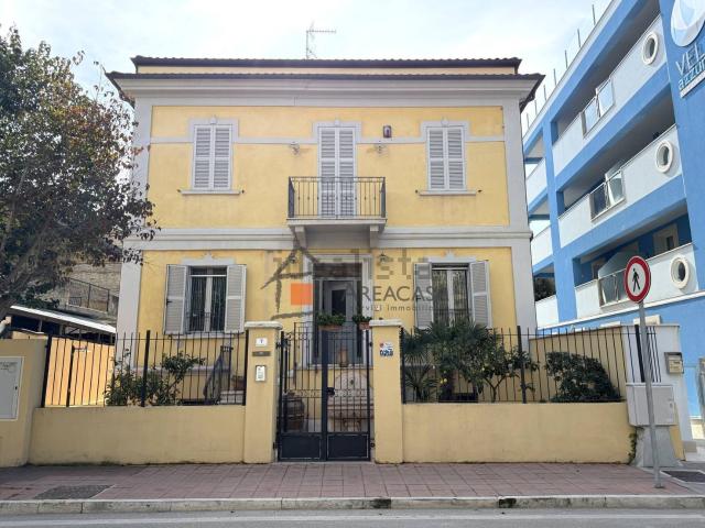 Case e ville in vendita di 320 m² in Via Ballestra, 7