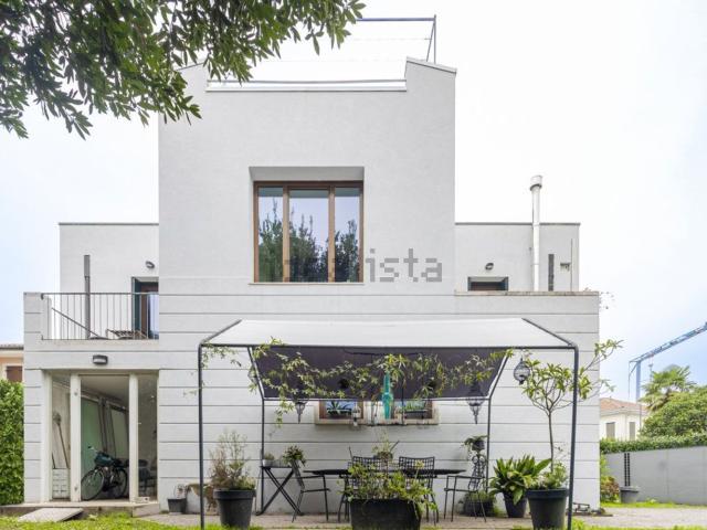 Case e ville in vendita di 320 m² in Via baracca