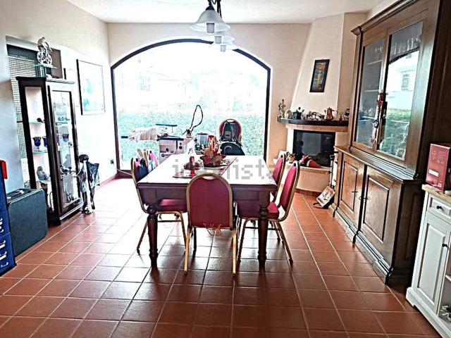 Case e ville in vendita di 320 m² in Via G. Donizetti