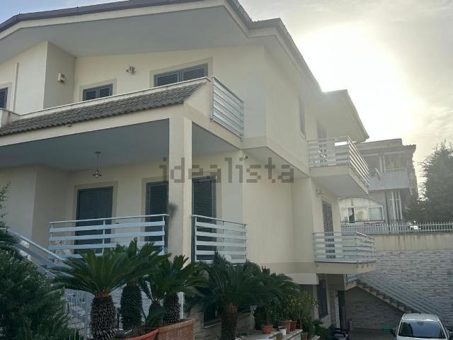 Case e ville in vendita di 320 m² in Via G. Meazza, 22