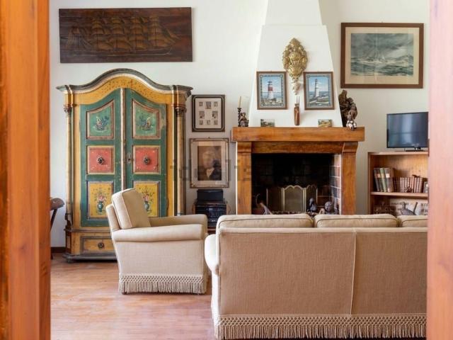 Case e ville in vendita di 320 m² in Via Goffredo Mameli