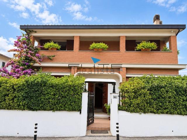 Case e ville in vendita di 320 m² in Via Giuseppe Garibaldi, 60