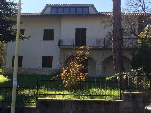 Case e ville in vendita di 320 m² in Via Giuseppe Garibaldi, 9