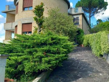 Case e ville in vendita di 320 m² in Via Giuseppe Verdi