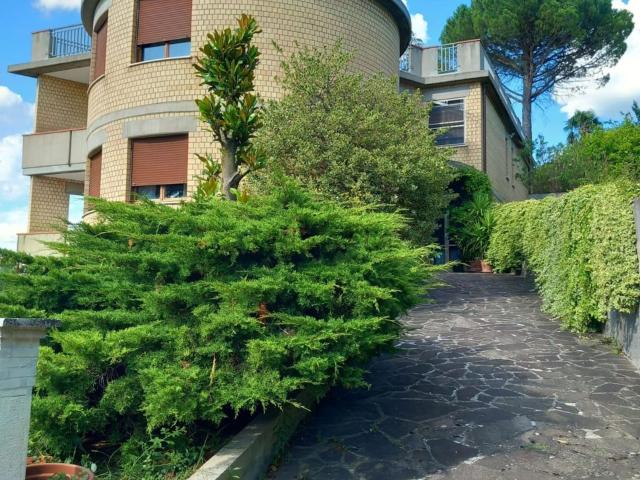 Case e ville in vendita di 320 m² in Via Giuseppe Verdi