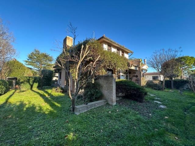 Case e ville in vendita di 320 m² in Via Giacomo Hertz