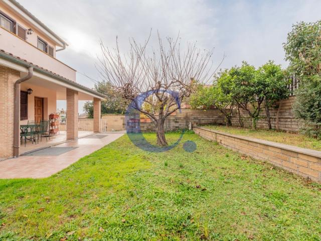 Case e ville in vendita di 320 m² in Via Giovanni Proietti Torreggiani