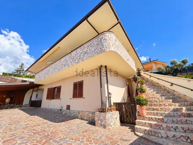 Case e ville in vendita di 320 m² in Via Giovanni Ventra
