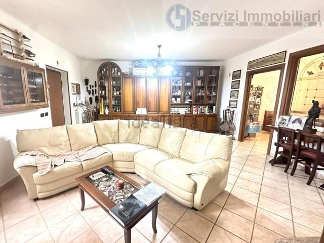 Case e ville in vendita di 320 m² in Via Guido Rossa, 1