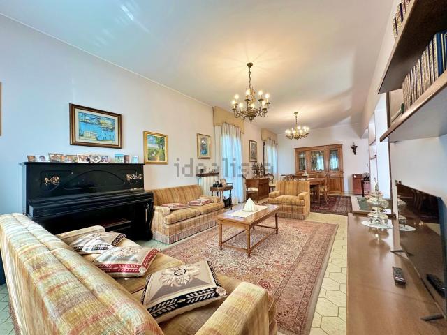 Case e ville in vendita di 320 m² in Via dei Chiusi, 28