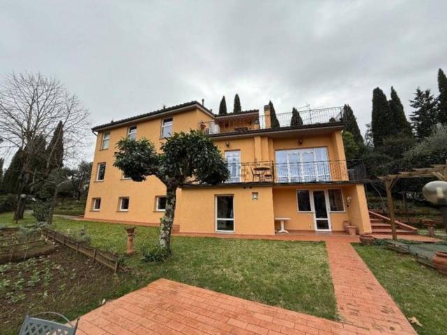 Case e ville in vendita di 320 m² in Via dei Pini, 2