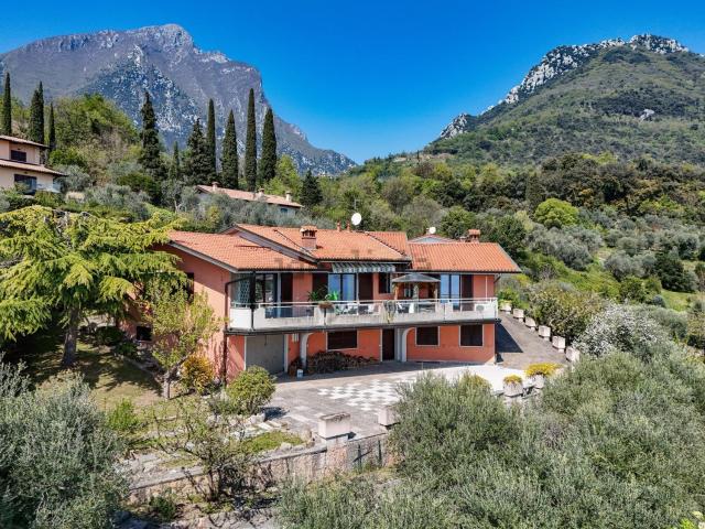 Case e ville in vendita di 320 m² in Via della Quiete, 22