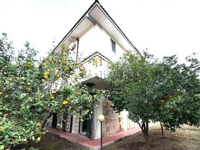 Case e ville in vendita di 320 m² in Via Della Resistenza