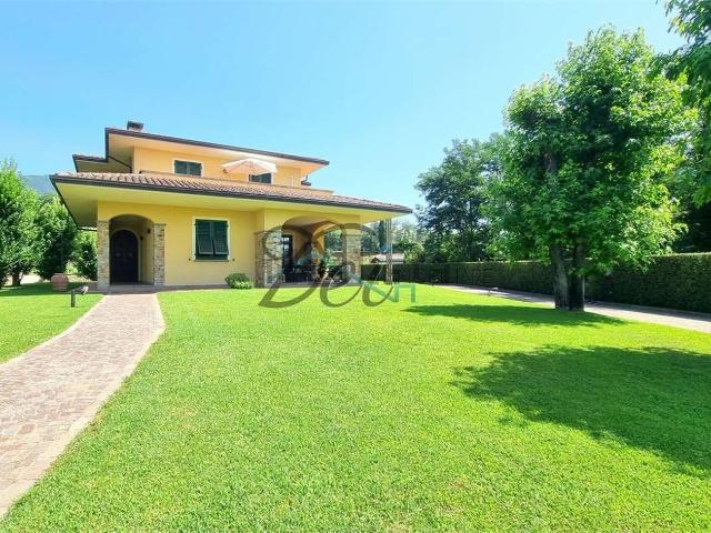 Case e ville in vendita di 320 m² in Via delle Pianacce, 3