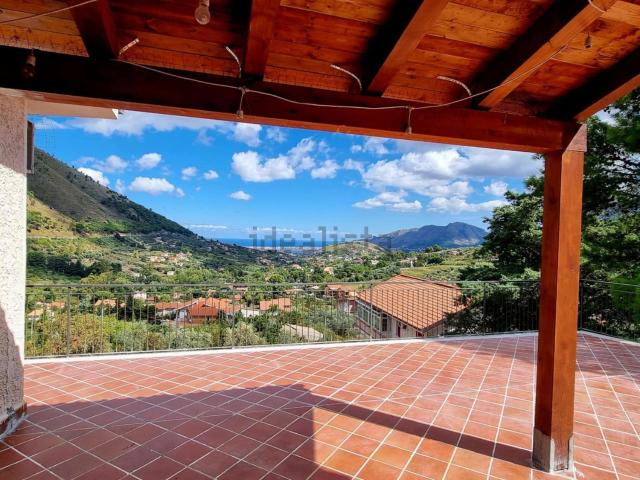 Case e ville in vendita di 320 m² in Via delle Rose, 32