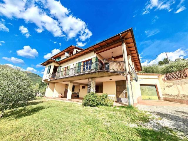 Case e ville in vendita di 320 m² in Via di Fano