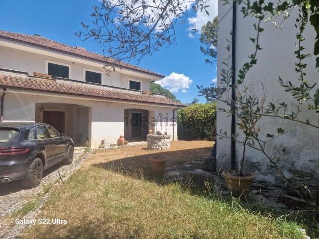 Case e ville in vendita di 320 m² in Via Ferro di Cavallo
