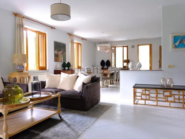 Case e ville in vendita di 320 m² in Via Fragale, 39