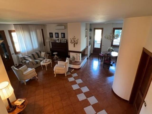 Case e ville in vendita di 320 m² in Via Fratelli Masini