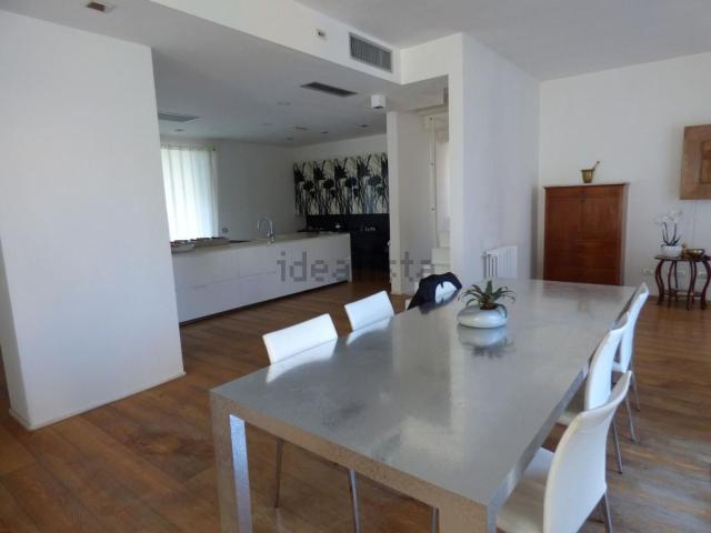 Case e ville in vendita di 320 m² in Via Indipendenza