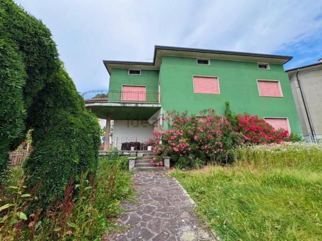 Case e ville in vendita di 320 m² in Via IV Novembre, 14