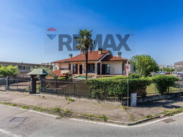 Case e ville in vendita di 320 m² in Via L. Settembrini, 27