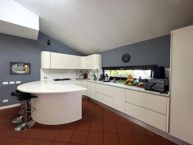 Case e ville in vendita di 320 m² in Via Lombardia, 1