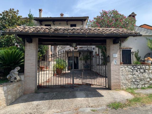Case e ville in vendita di 320 m² in Via Morroni