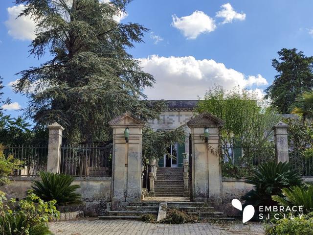 Case e ville in vendita di 320 m² in Via Salonicco