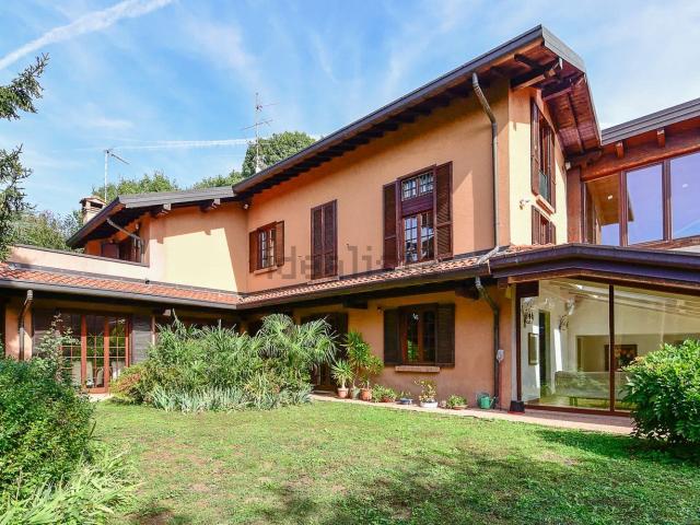 Case e ville in vendita di 320 m² in Via Salvo D&apos Acquisto