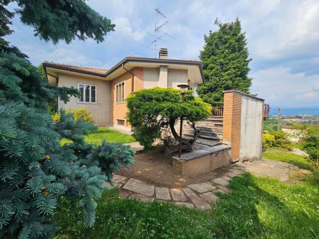 Case e ville in vendita di 320 m² in Via San Giovanni Bosco