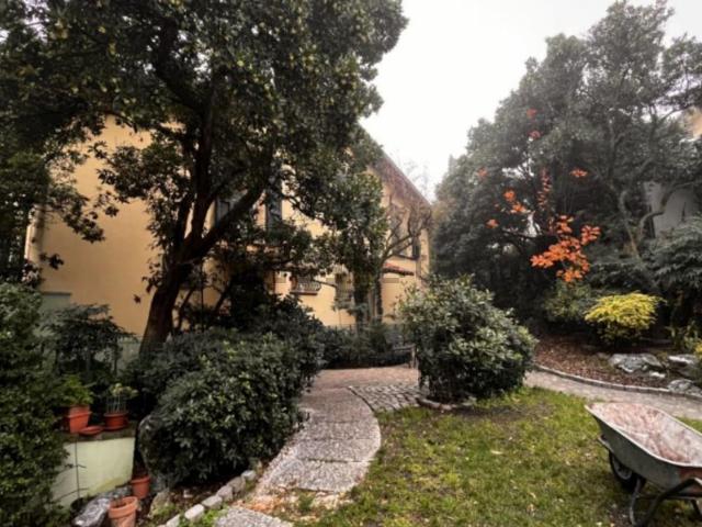 Case e ville in vendita di 320 m² in Via Santa Rosa
