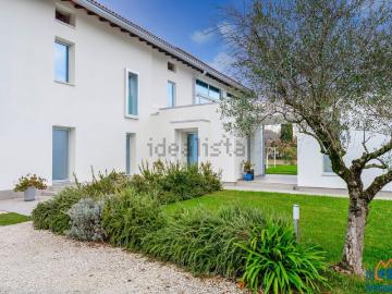 Case e ville in vendita di 320 m² in Via Schiave
