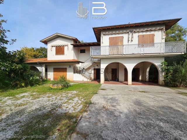 Case e ville in vendita di 320 m² in Via Padule